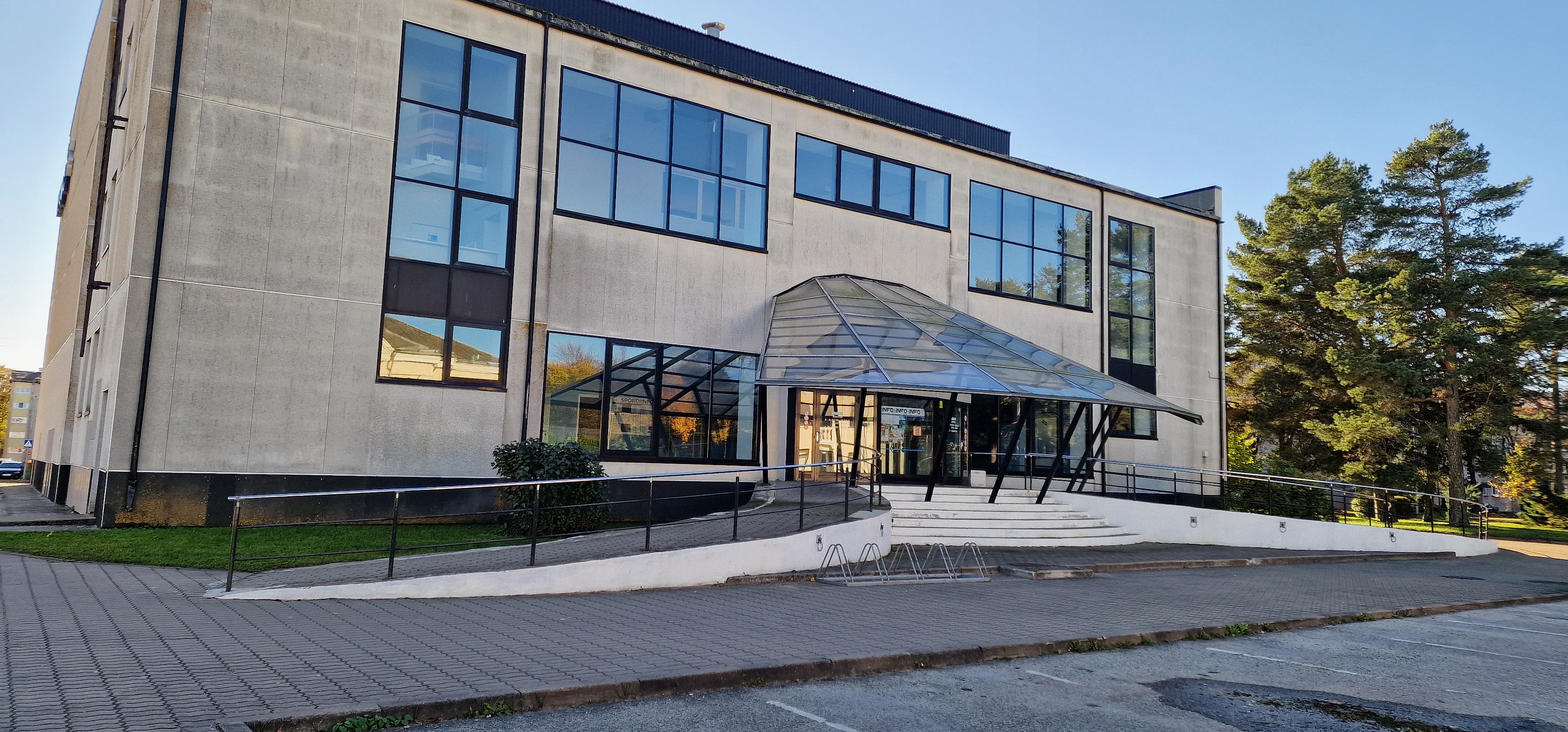 Kalevi spordikompleksi hoone ja peasissepääs